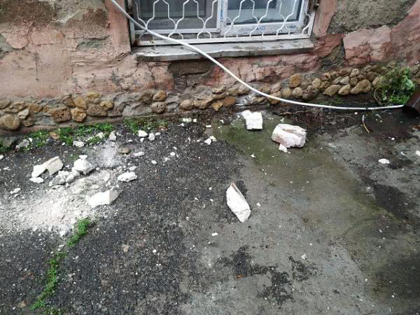 В аварийном памятнике архитектуры на головы жильцам падают камни и льется вода