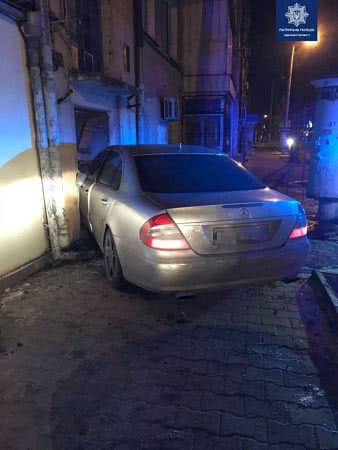В Одессе пьяный водитель врезался в дом