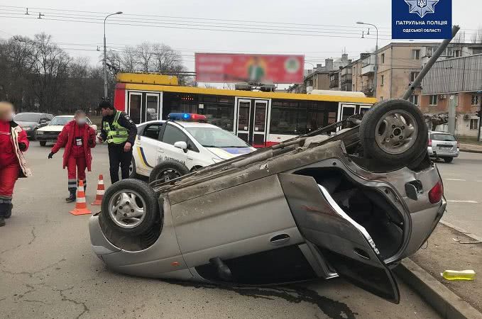 На Балковской легковушка влетела в троллейбус и перевернулась (фото)