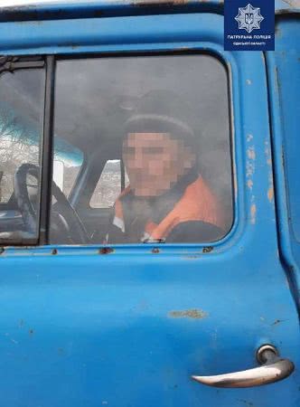 Под Одессой патрульные спасли водителя, которому стало плохо за рулем