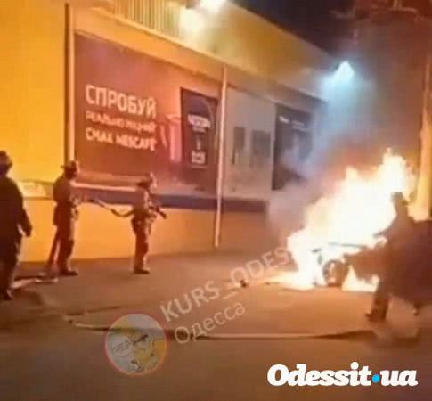 Ночью в Черноморске загорелась иномарка: очевидцы говорят о поджоге (фото)