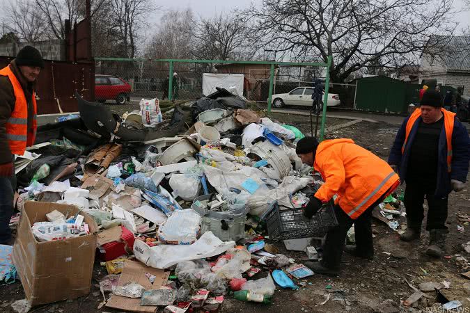 На Ленпоселке спецплощадку для крупногабаритного мусора превратили в обычную помойку