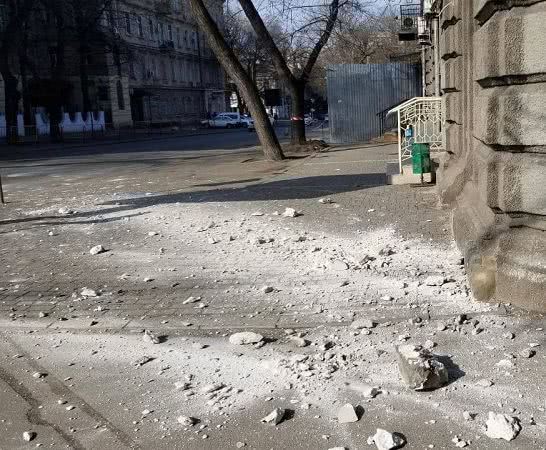В Одессе обвалился еще один памятник архитектуры, вплотную к которому начали застройку (фото)