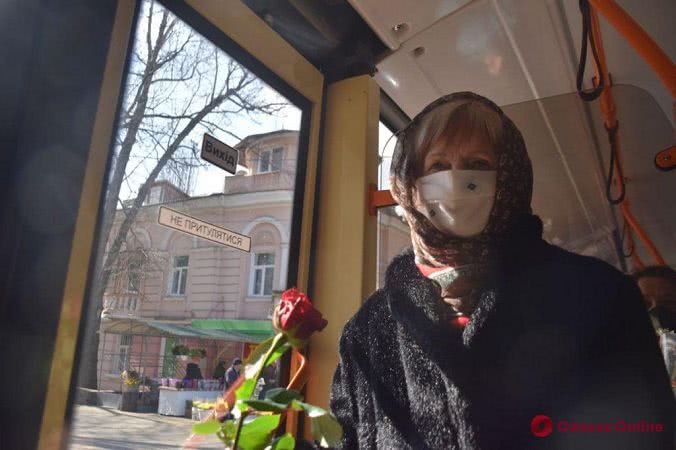 Бесплатный проезд и розы: в Одессе женщин поздравили в троллейбусе (фоторепортаж)