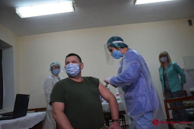 Одесса: в военном госпитале стартовала вакцинация медиков от Covid-19 (фото)