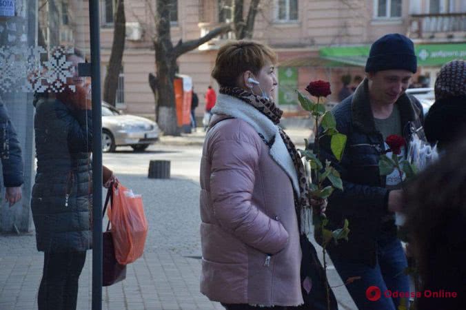 Бесплатный проезд и розы: в Одессе женщин поздравили в троллейбусе (фоторепортаж)