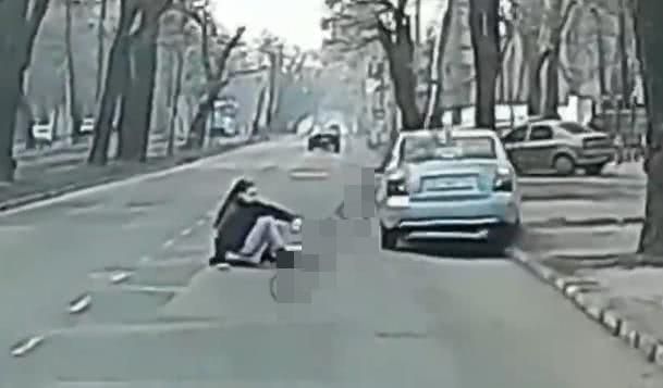 Одесситка бросилась под колеса автомобиля на Фонтанской дороге (видео)