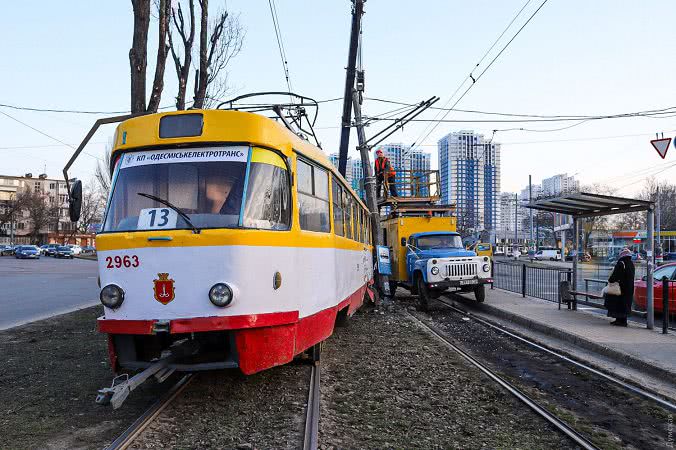 В Одесі трамвай зійшов з рейок й зніс стовп єлектроопори