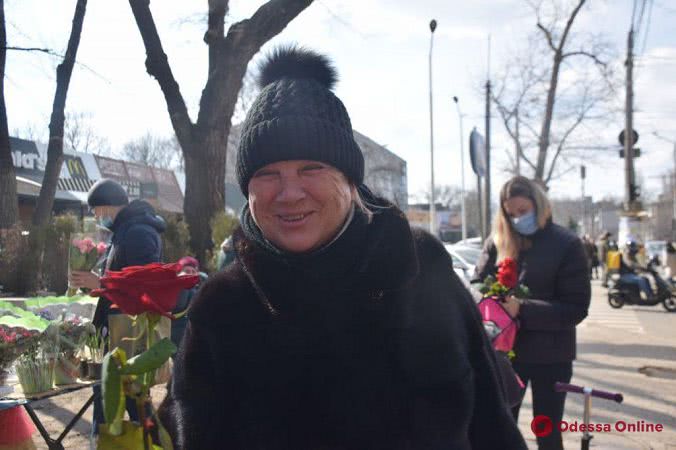 Бесплатный проезд и розы: в Одессе женщин поздравили в троллейбусе (фоторепортаж)