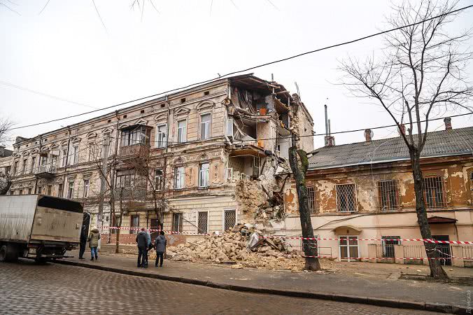 В Одессе рухнул старинный дом, который считается памятником архитектуры:  фото и видео