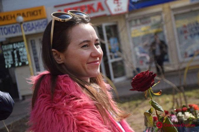 Бесплатный проезд и розы: в Одессе женщин поздравили в троллейбусе (фоторепортаж)