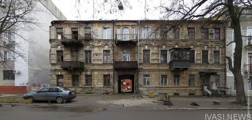 В одесском дворе на Базарной из-за плохой канализации появился большой провал