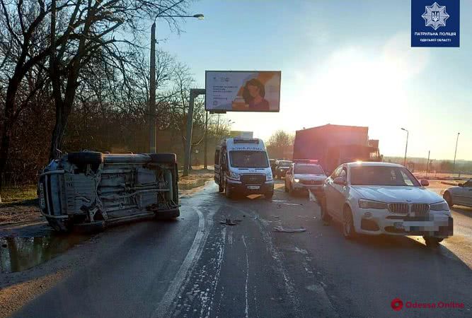 На Овидиопольской дороге «Тойота» влетела в «БМВ» и перевернулась