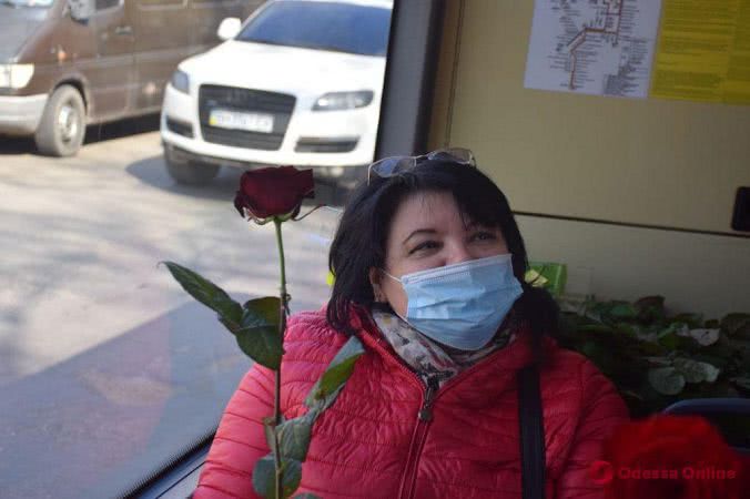Бесплатный проезд и розы: в Одессе женщин поздравили в троллейбусе (фоторепортаж)