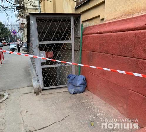 В Одессе мужчину заподозрили в убийстве матери, которую нашли в мешке возле школы (видео)