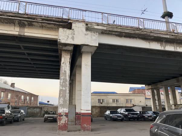 Одесские власти перекрыли движение на Ивановском мосту
