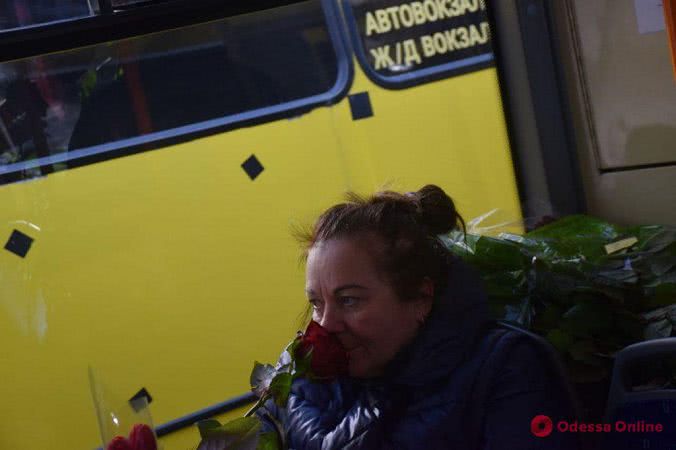 Бесплатный проезд и розы: в Одессе женщин поздравили в троллейбусе (фоторепортаж)