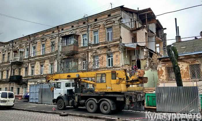 В Одессе восстанавливают рухнувшую стену дома на Нежинской