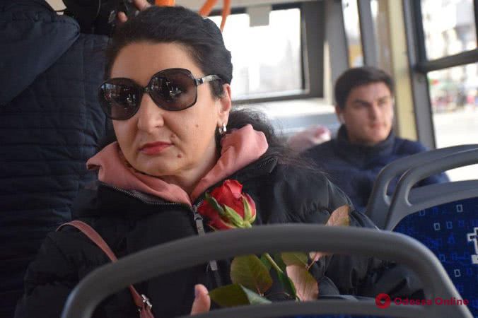 Бесплатный проезд и розы: в Одессе женщин поздравили в троллейбусе (фоторепортаж)