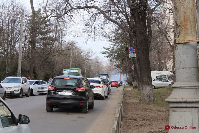 Пробки возле парка Шевченко и заполненные пляжи: многие одесситы выбрались на праздник к морю (фото)