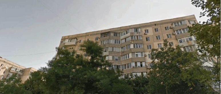 В Южном выпала из окна многоэтажки молодая женщина