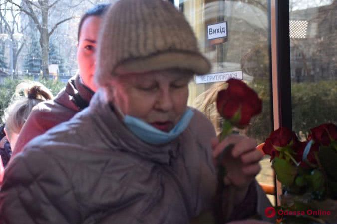 Бесплатный проезд и розы: в Одессе женщин поздравили в троллейбусе (фоторепортаж)