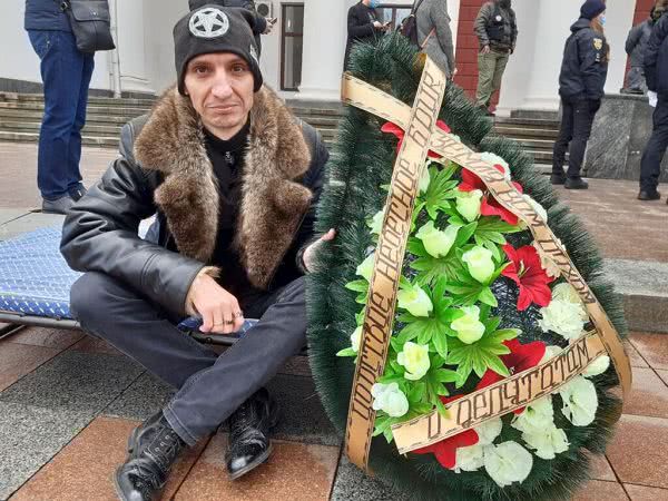 В Одессе возле мэрии черный маг устроил одиночный пикет: на раскладушке с похоронным венком