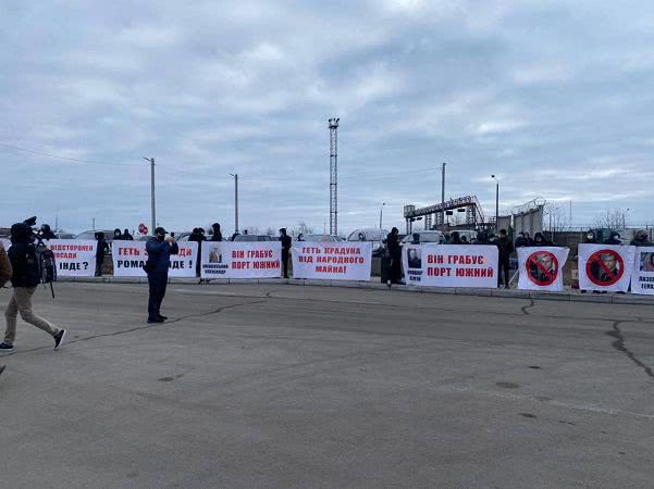 На трассе под Одессой митингуют сотрудники порта «Южный» (фото, видео)