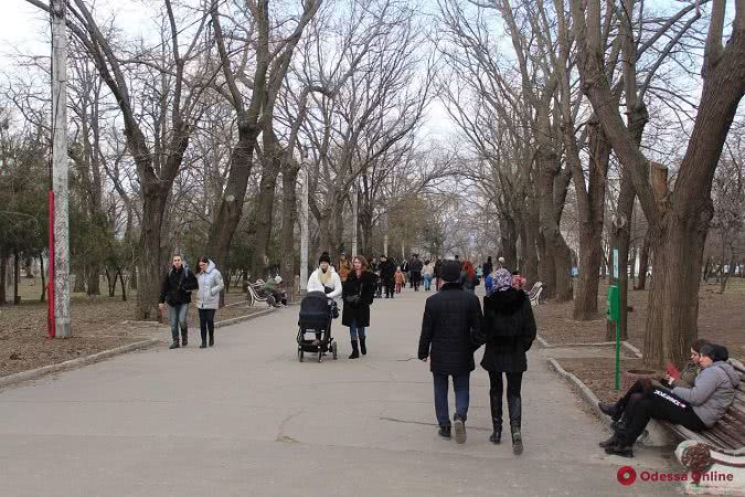 Пробки возле парка Шевченко и заполненные пляжи: многие одесситы выбрались на праздник к морю (фото)