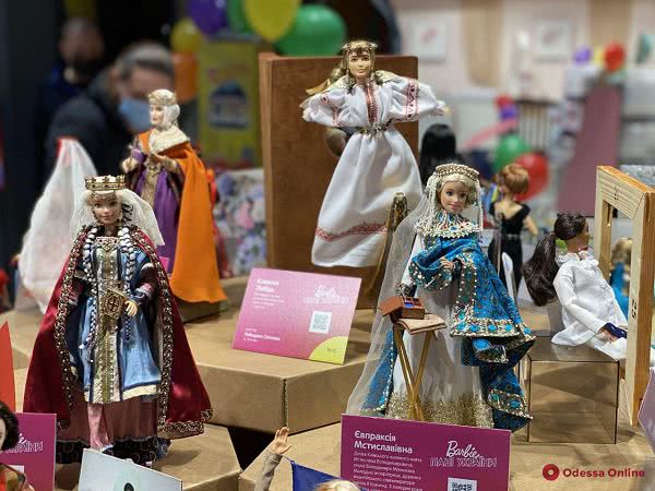 Леся Украинка, София Русова и Екатерина Ножевникова: в Одессе открыли выставку «Barbie: Пані України» (фото)