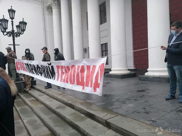Обманутые инвесторы и противники тарифов митинговали перед сессией Одесского горсовета