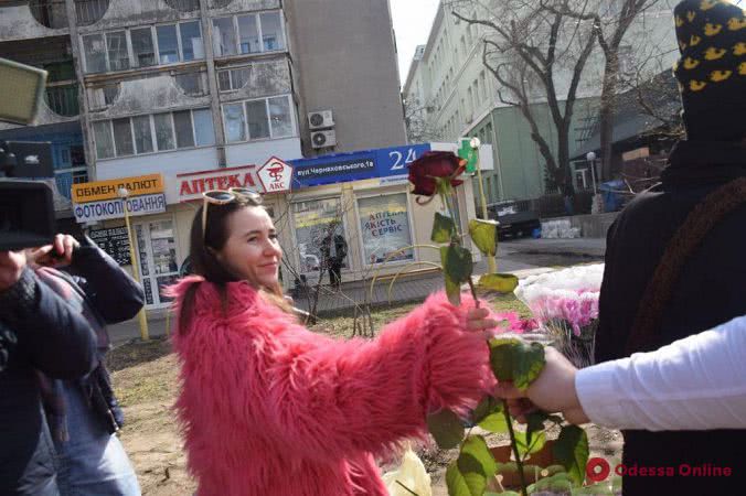 Бесплатный проезд и розы: в Одессе женщин поздравили в троллейбусе (фоторепортаж)