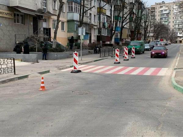Борьба с парковкой. В Черноморске установили спецограждения