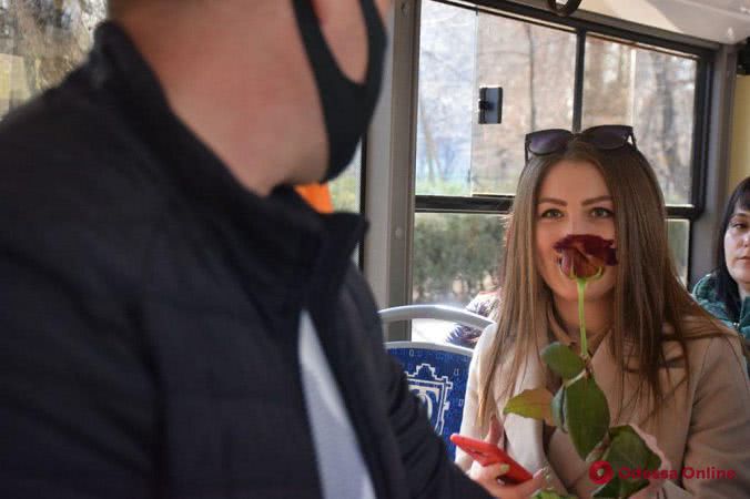 Бесплатный проезд и розы: в Одессе женщин поздравили в троллейбусе (фоторепортаж)