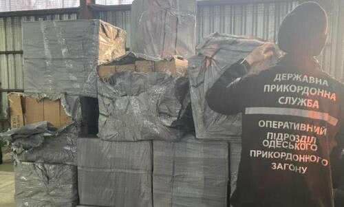 Контрабанда: в Черноморский порт под видом пластиковых столов пытались провезти сигареты