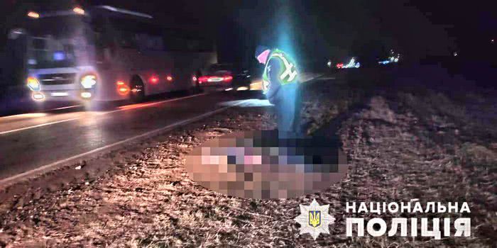 Под Черноморском автомобиль сбил насмерть двух пешеходов