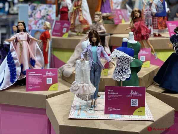 Леся Украинка, София Русова и Екатерина Ножевникова: в Одессе открыли выставку «Barbie: Пані України» (фото)