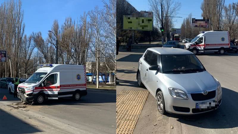 «Не пропустив швидку». У Одесі легковий автомобіль зіштовхнувся з автівкою швидкої