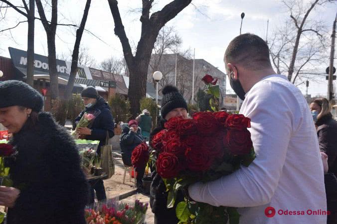 Бесплатный проезд и розы: в Одессе женщин поздравили в троллейбусе (фоторепортаж)