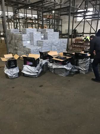 В аэропорту Одессы изъята партия контрабандных сигарет на 3 млн грн, прибывшая из ОАЭ, — Госпогранслужба. ФОТОрепортаж