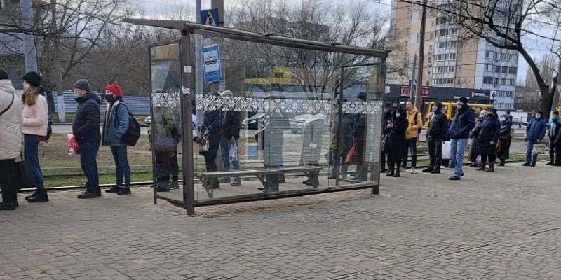Локдаун в Одессе: как ходит транспорт и что творится на остановках