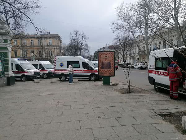 У одесской ГКБ №5 снова очередь из автомобилей скорой помощи с больными коронавирусом (фото)