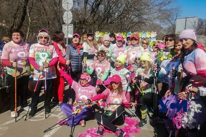 В юбках и цветах: на Трассе Здоровья устроили забег (фото)