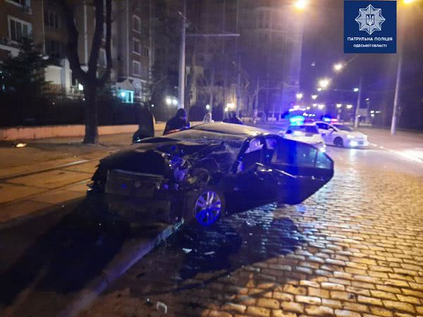 Ночной гонщик врезался в дерево на Французском бульваре: три человека в больнице (фото)