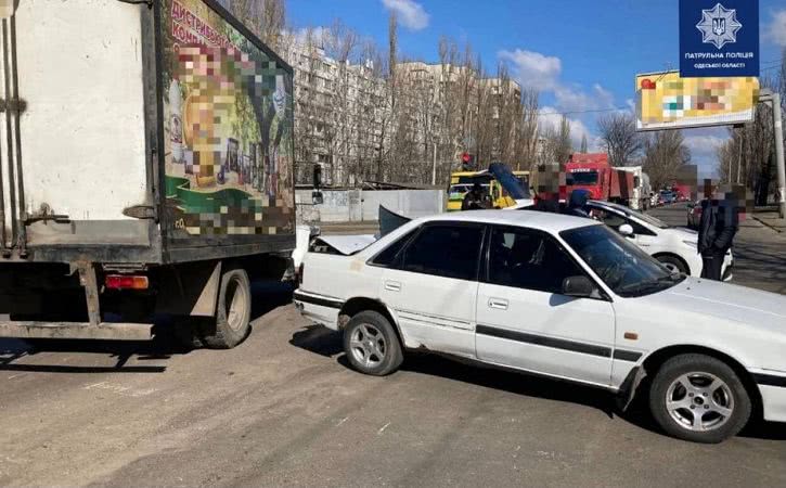 ДТП в Одесі на житловому масиві Котовського — вантажівка протаранила легковик
