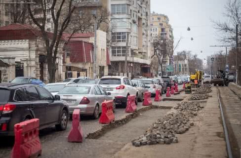 Начался ремонт дорожного покрытия на Французском бульваре