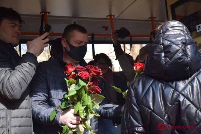 Бесплатный проезд и розы: в Одессе женщин поздравили в троллейбусе (фоторепортаж)