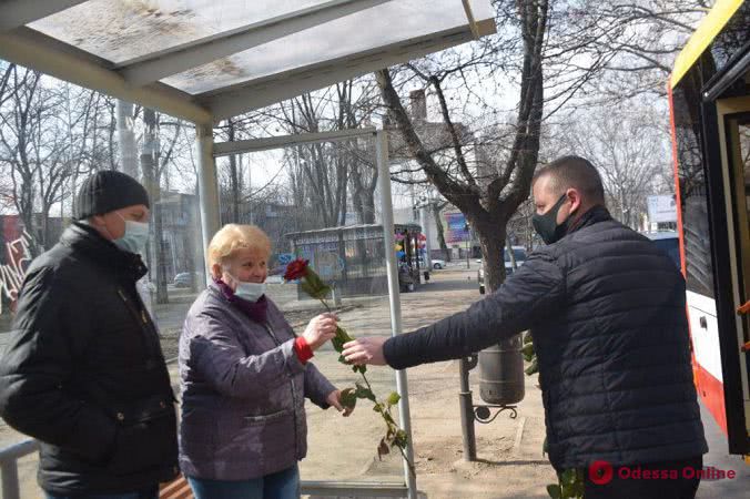 Бесплатный проезд и розы: в Одессе женщин поздравили в троллейбусе (фоторепортаж)