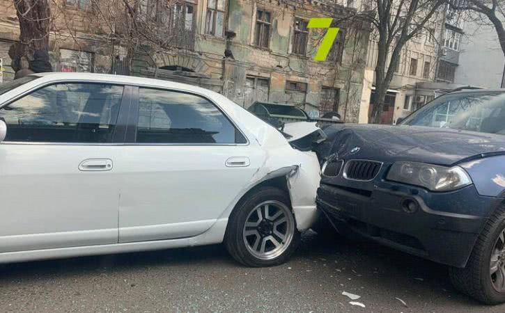 В центре Одессы столкнулись три автомобиля (фото, обновляется)