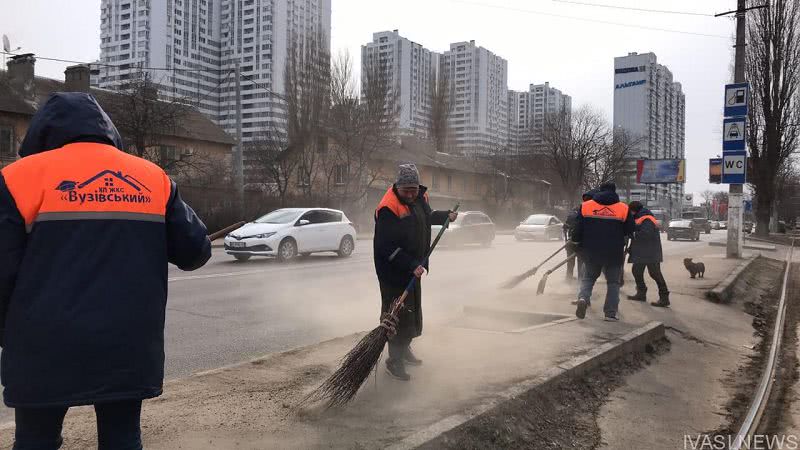 Улицы Одессы очищают от песчано-солевой смеси